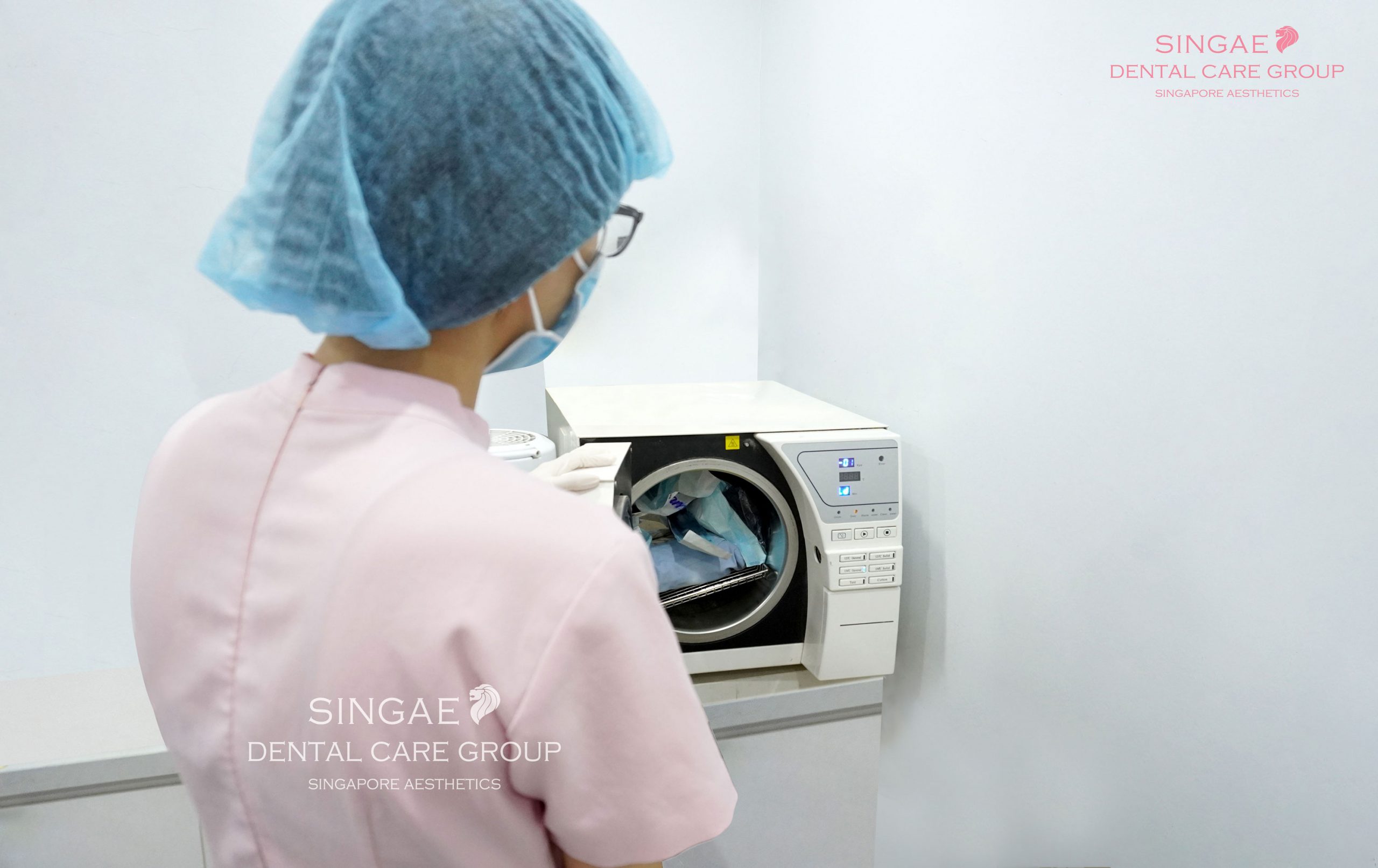 Nhân viên Singae hấp sấy vô trùng cho các thiết bị y tế 