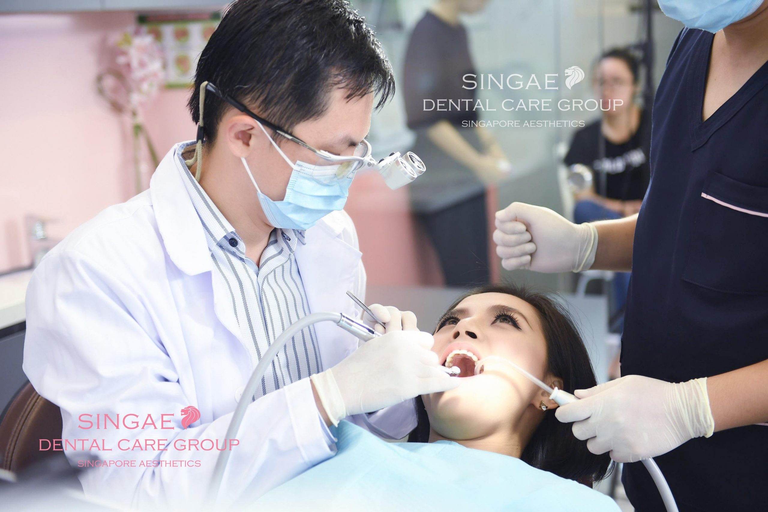 Bác sĩ điều trị răng cho bệnh nhân 
