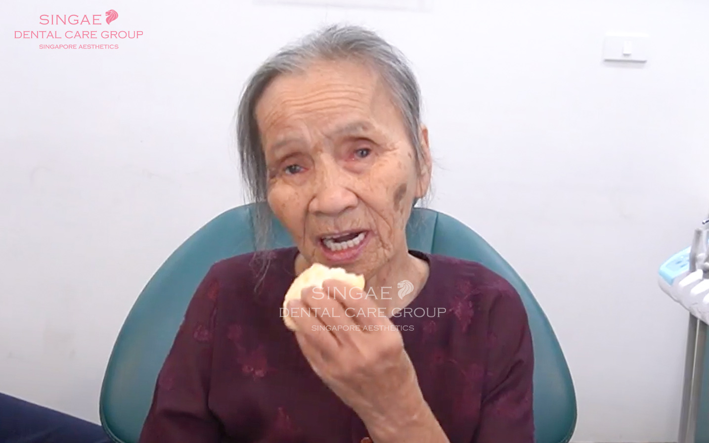 Sau khi trồng răng Implant bà đã ăn được bánh gạo