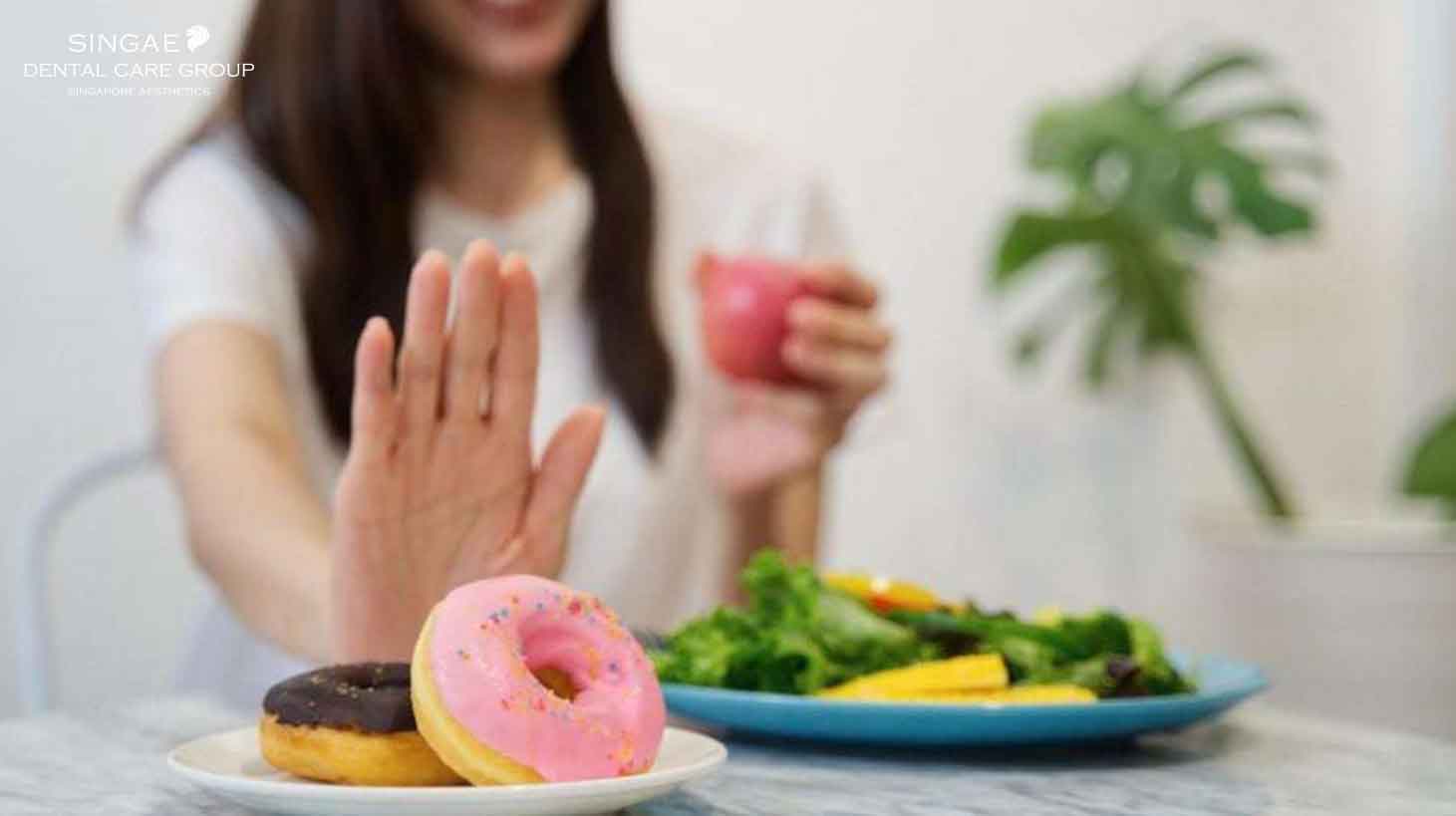 Người bị chảy máu chân răng khi đánh răng nên ăn gì? Cách chữa chảy máu chân răng