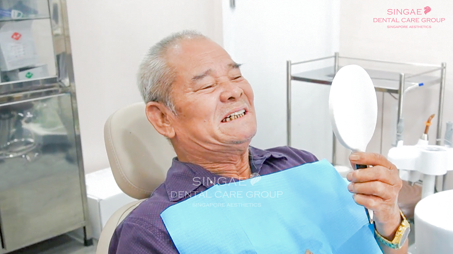 Chú Nguyễn Quang Tược( U80, sống tại TP.HCM) đến nha khoa Singae thăm khám vì hàm răng tháo lắp vướng víu, làm đi làm lại nhiều lần những vẫn không hiệu quả.