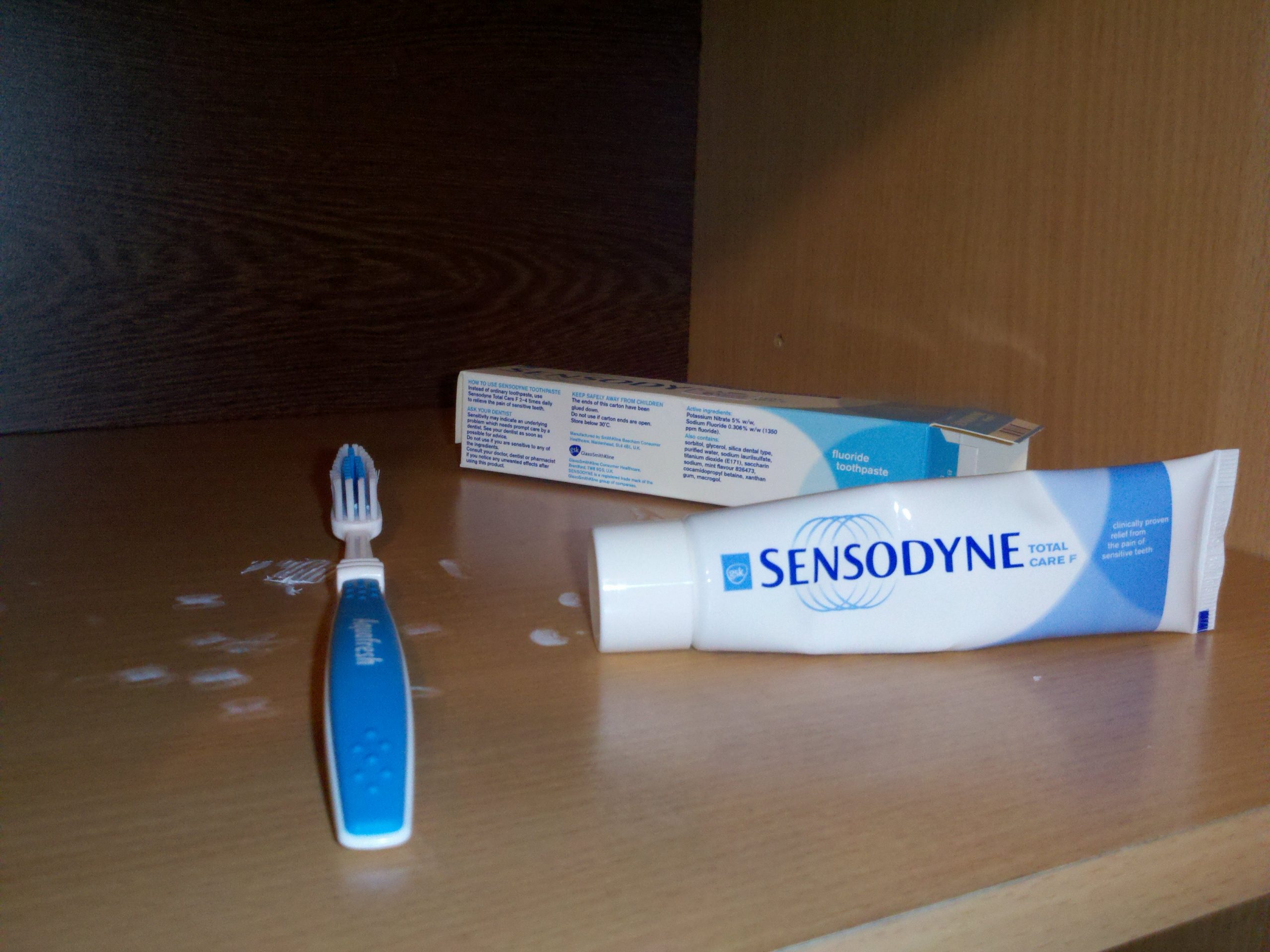 kem đánh răng Sensodyne