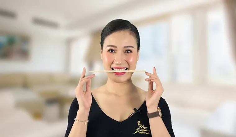 Luyện tập cười ngậm đũa