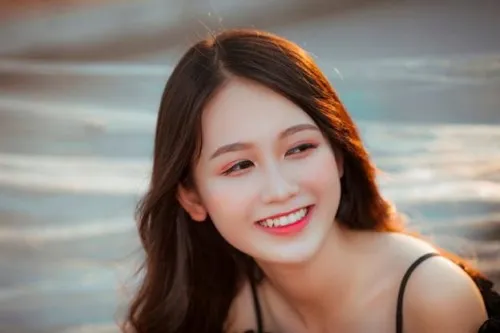 Nụ cười lộ răng nanh