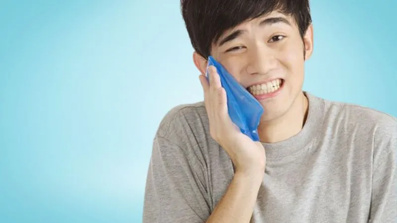 15 cách chữa đau răng sâu nhanh nhất tại nhà 7 Chườm lạnh là cách giảm đau răng