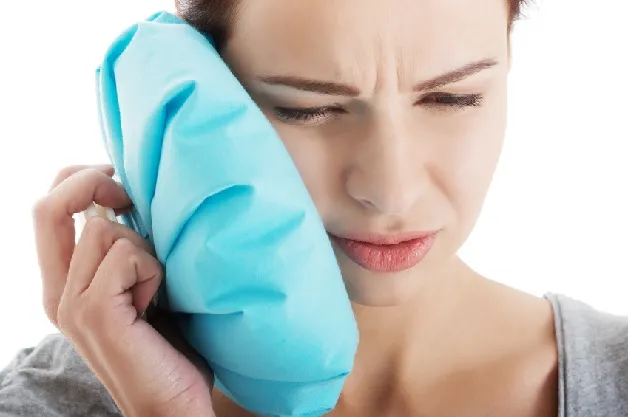 trị sưng nướu răng tại nhà bằng chườm lạnh