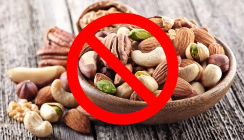 Sau nhổ răng kiêng ăn thực phẩm cứng, giòn, hoặc dai dính