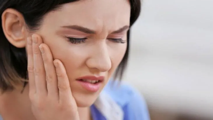 Các phương pháp điều trị đau khớp hàm khi há miệng