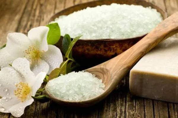 Cách làm trắng răng tại nhà bằng muối ăn
