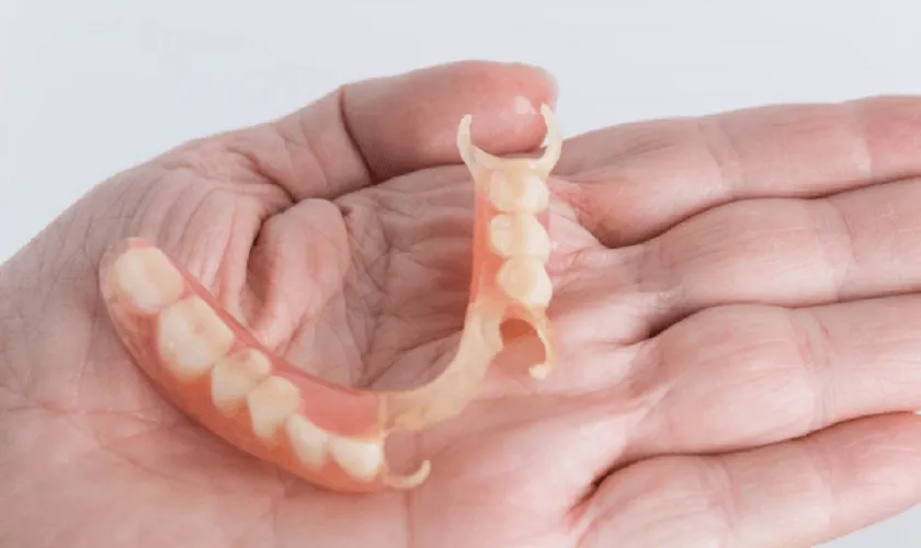 Hàm tháo lắp nhựa dẻo là gì? Ưu nhược điểm và giá