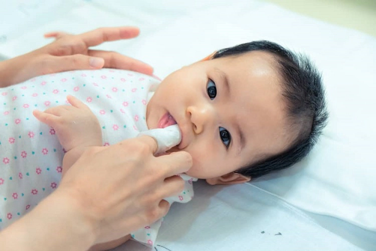 Cách Xử Lý Khi Môi Bé Bị Bợn Trắng
